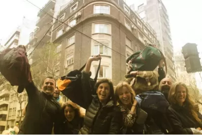 Convocan a una campaña para sacarse una foto con un bolso frente al departamento de Cristina Kirchner