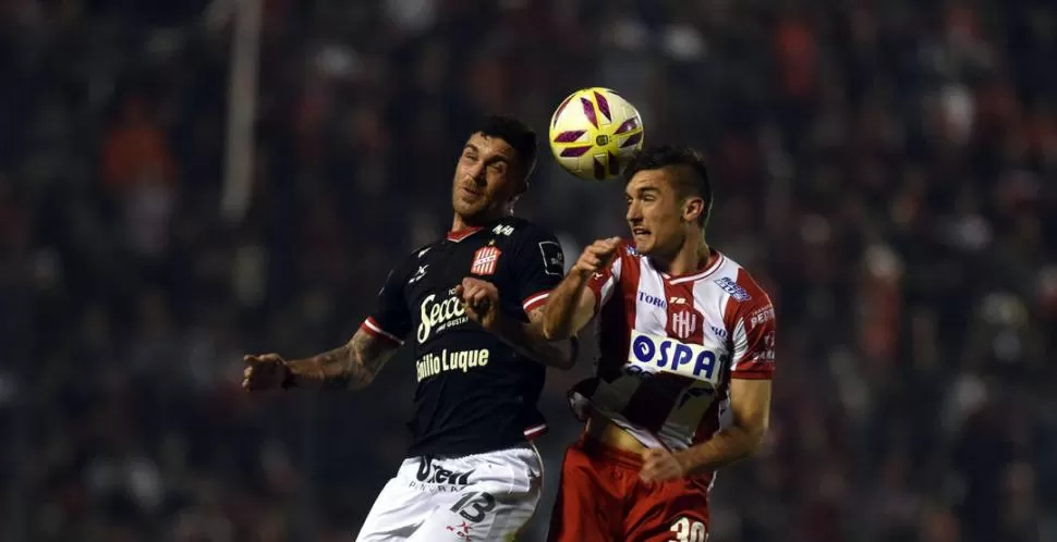 LUCHA EN LAS ALTURAS. Arregui y Troyansky disputan el balón por arriba. El ingreso del ex volante de Temperley le dio mayor equilibrio al mediocampo de San Martín, pero no logró evitar el empate de Unión. la gaceta / foto de diego aráoz