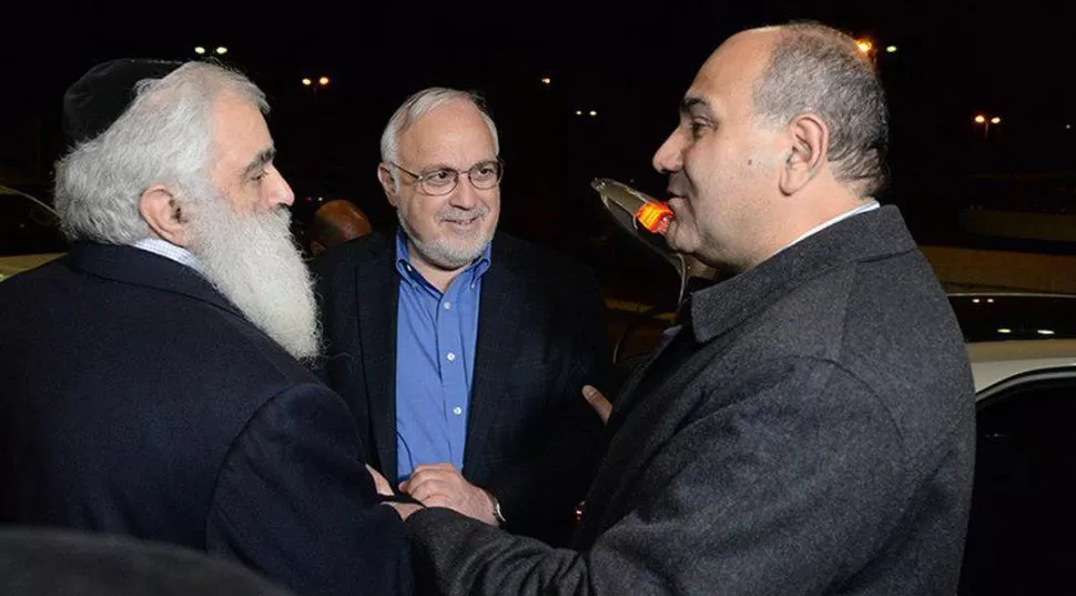 AEROPUERTO. El gobernador Manzur le da la bienvenida al rabino Cooper. 