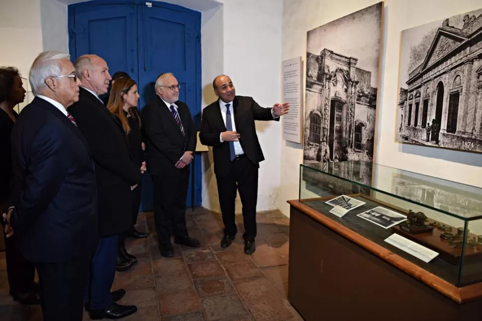 COMO GUÍA TURÍSTICO. Manzur explica a los visitantes algunos detalles de la gesta del 9 de Julio de 1816. Fue ayer durante una visita a la Casa Histórica. la gaceta / foto de juan pablo sanchez noli