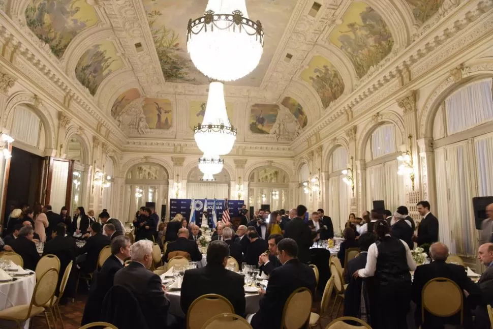 BIENVENIDA EN LA CASA DE GOBIERNO. Diplomáticos, empresarios, industriales, funcionarios, magistrados y académicos compartieron la cena ofrecida a tres personalidades que la provincia honró como “huéspedes de honor”. la gaceta / fotos de juan pablo sanchez noli