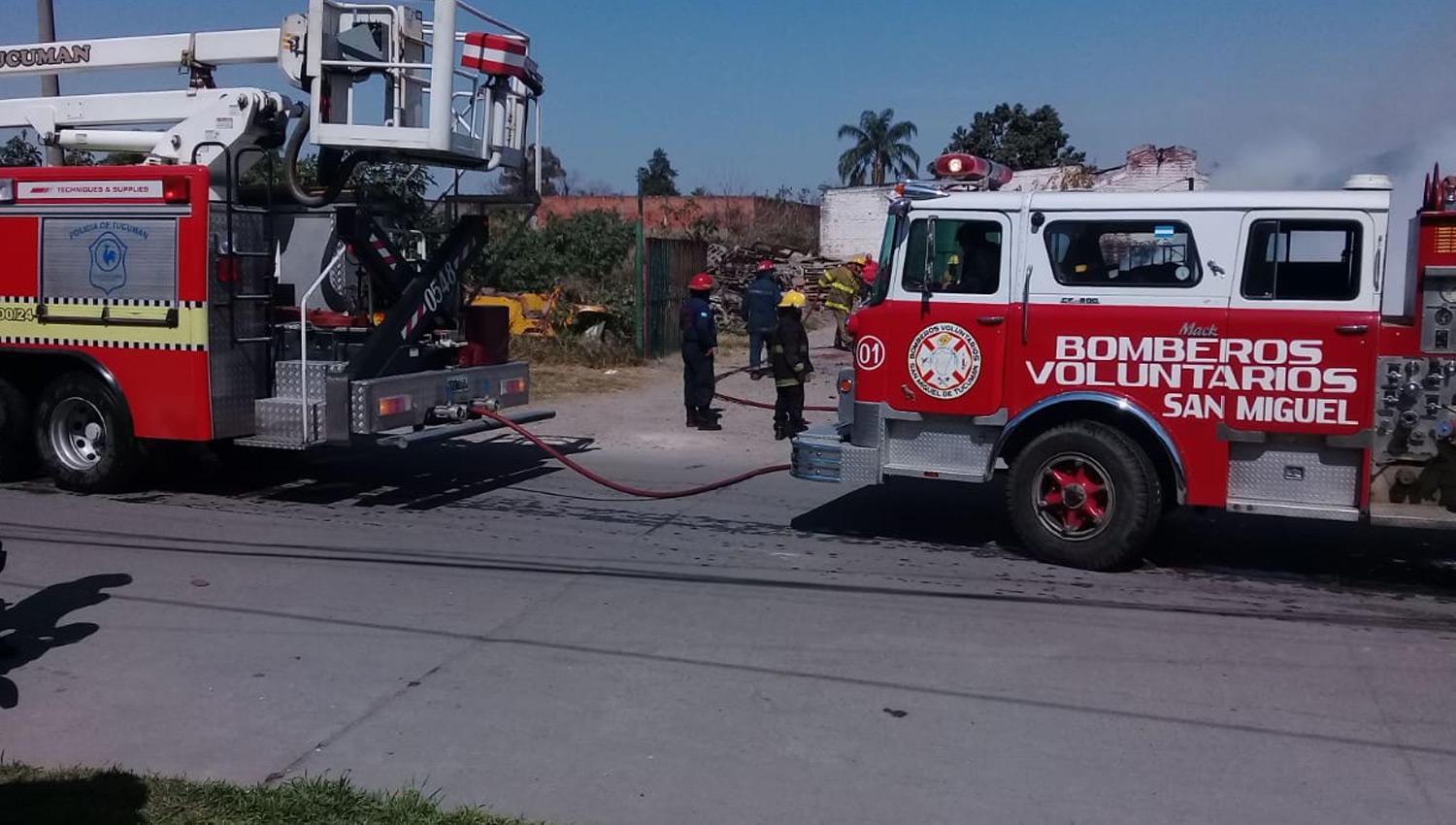 Fuego en un depósito de tarimas: los bomberos controlaron las llamas a tiempo