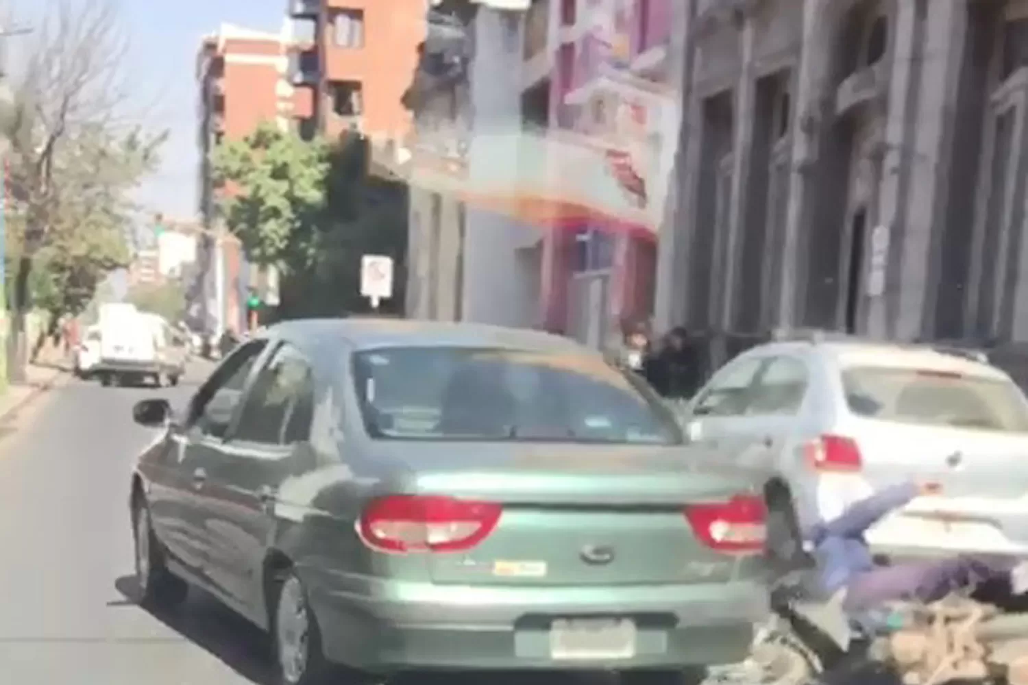 MOMENTO EN EL QUE EL MOTOCICLISTA CAE A LA CALLE