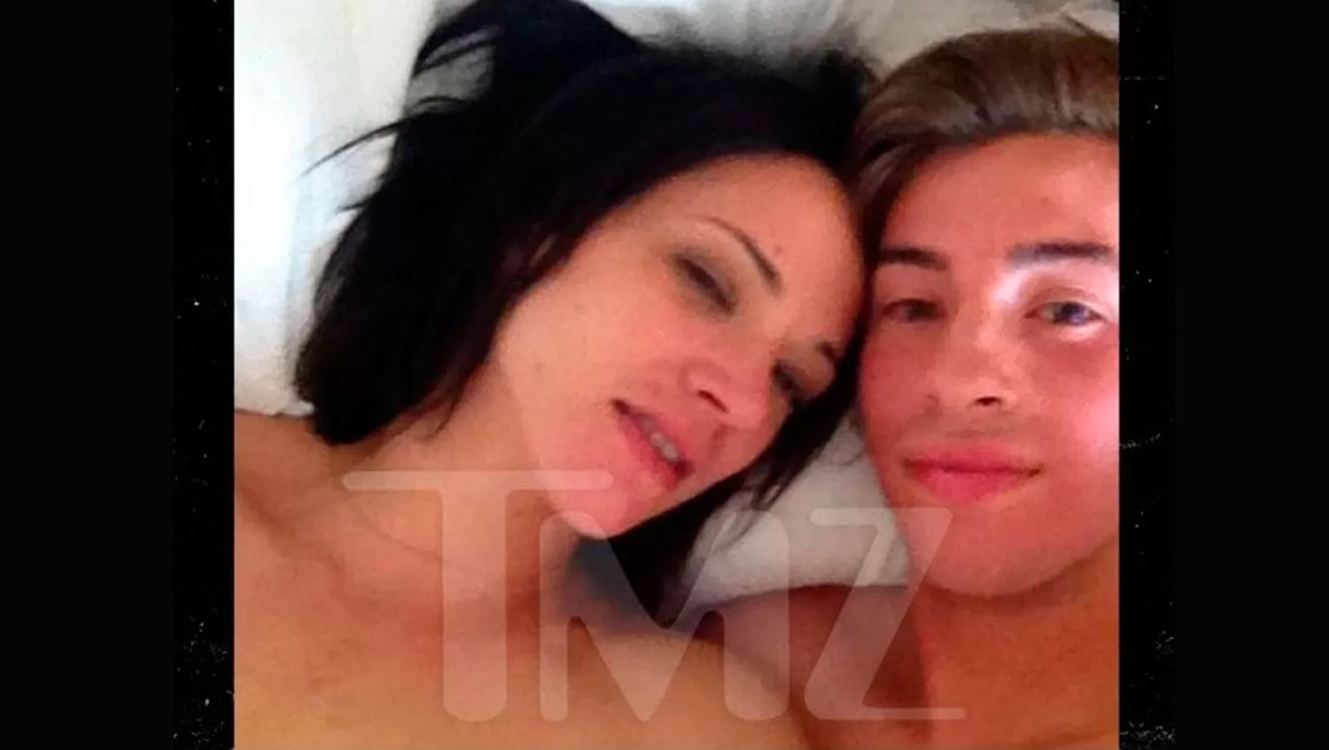 LA FOTO QUE SALIÓ A LA LUZ. Asia Argento y Jimmy Bennett en la cama.