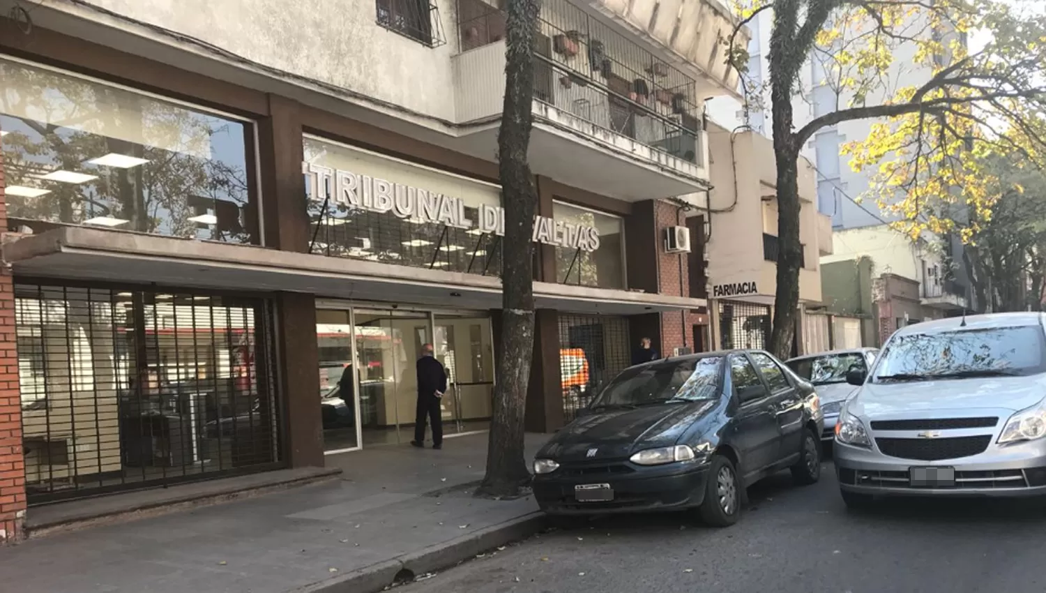 El colmo: autos en infracción en la puerta del Tribunal de Faltas