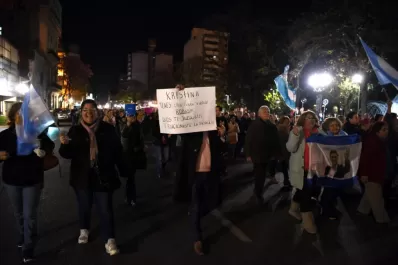“¡De-sa-fuero!, resonó en la Plaza Independencia contra CFK