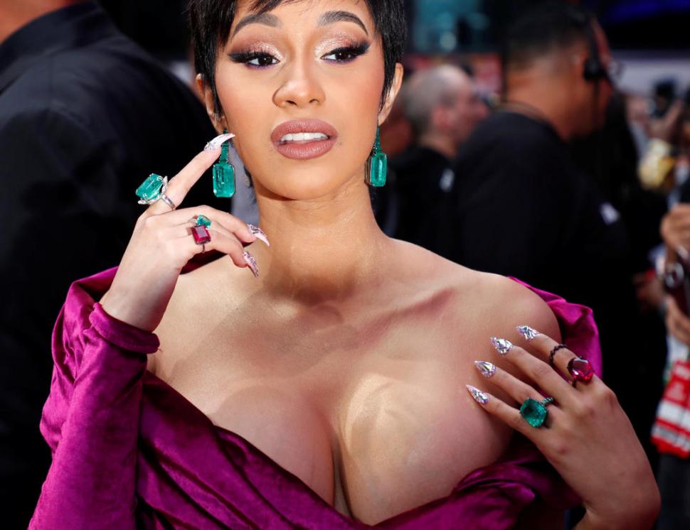 RAPERA  CARDI B  Impactante chiffon púrpura, uñas descomunales y varias esmeraldas. 