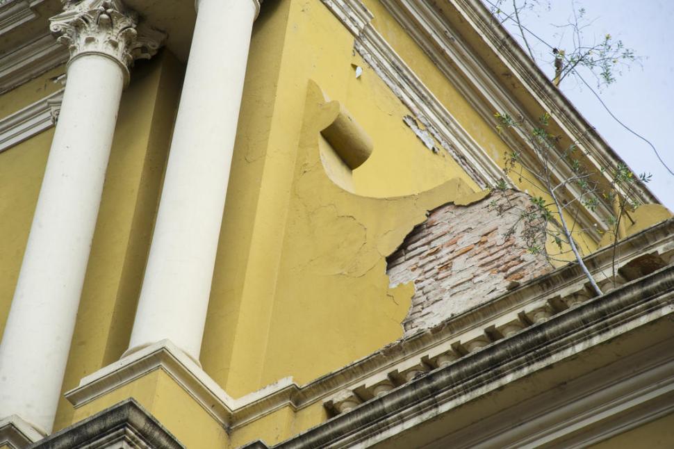 VOZ DE ALARMA. Desde aquí cayó una porción de revoque el sábado. la gaceta / foto de analia jaramillo