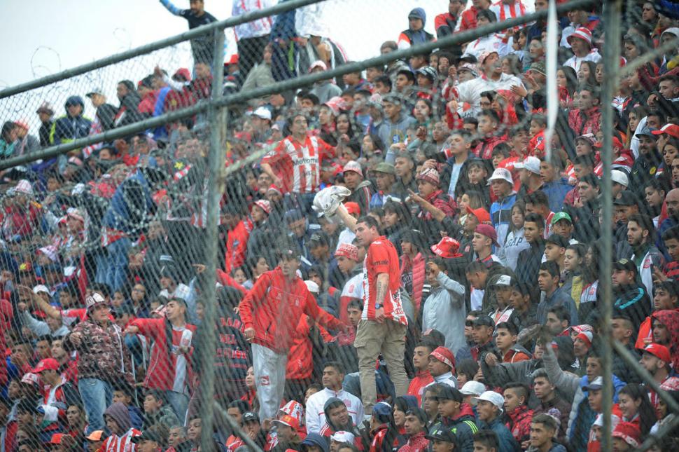 ALENTARON, PESE A TODO. Los hinchas dijeron presente en La Ciudadela. LA GACETA / FOTO DE HÉCTOR PERALTA.