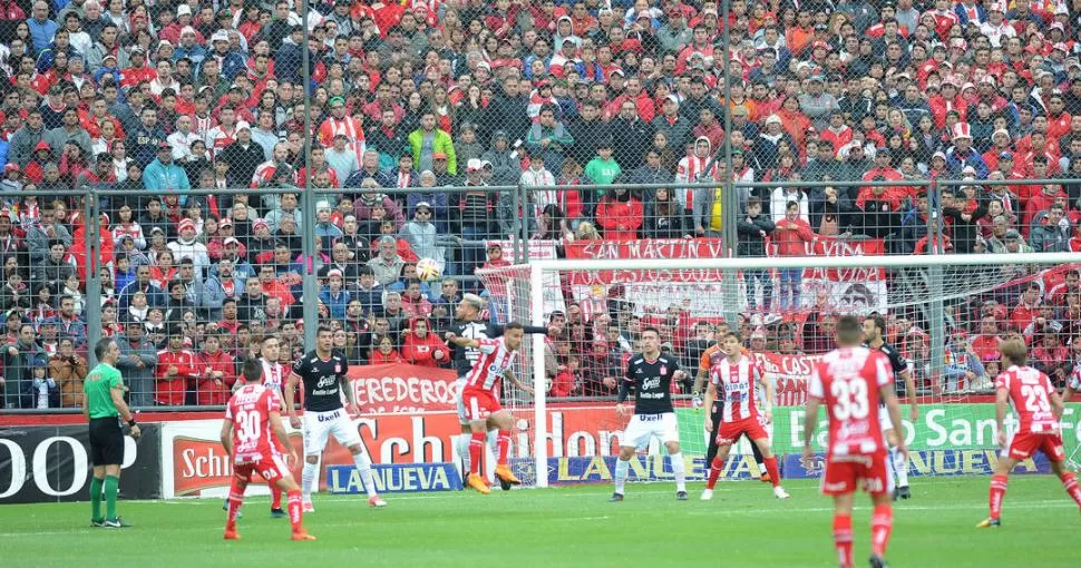 UNA FIESTA. Es la que se vivió el lunes pasado en La Ciudadela, tras la vuelta de San Martín a la máxima categoría del fútbol argentino. Ahora viene lo mejor. LA GACETA / FOTO DE HÉCTOR PERALTA.