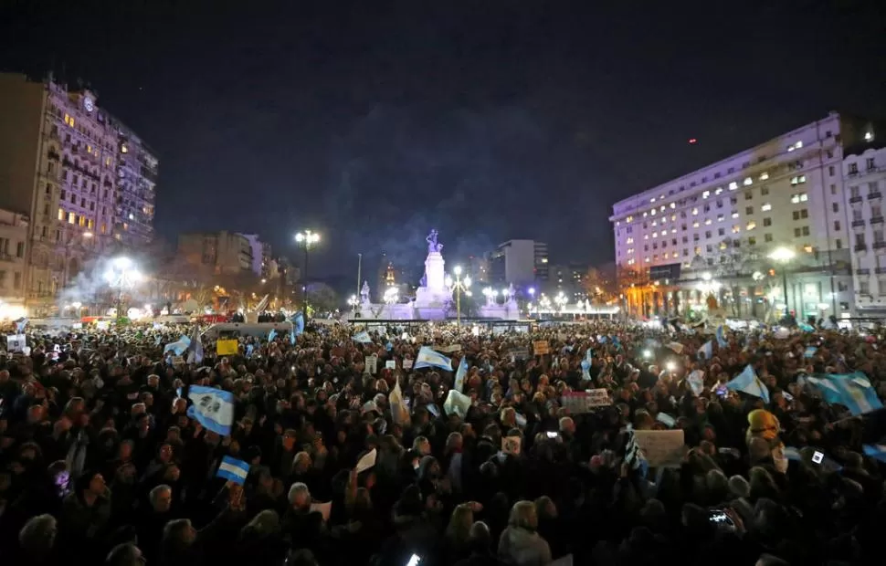 FRENTE AL CONGRESO. Miles de personas se congregaron para reclamar contra la corrupción, y a favor de las actuaciones del juez Bonadio en la causa. reuters 