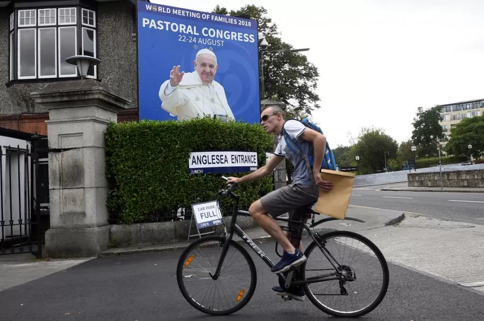 ENCUENTRO. Dublín está repleta de carteles con la cara de Francisco.  reuters 