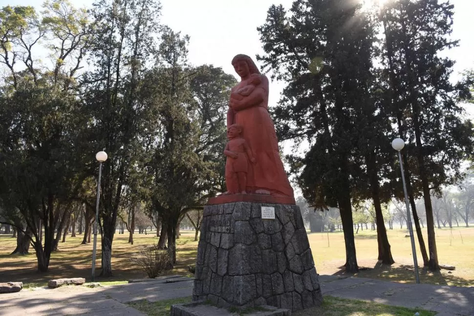 MONUMENTO A LA MADRE. Fue donado por el Club Social y Deportivo del parque 9 de Julio.  