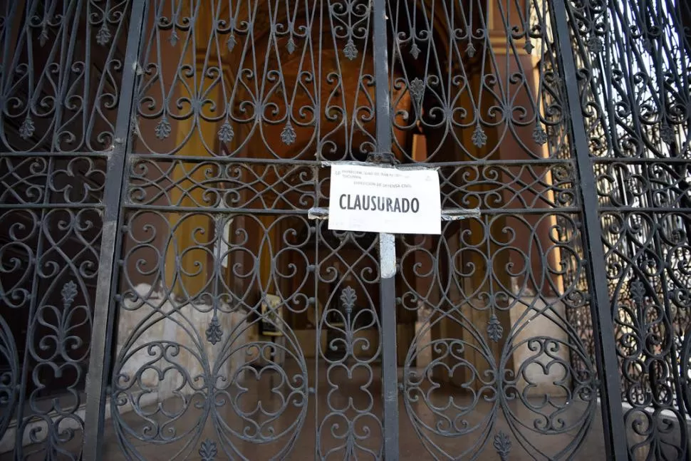 CERRADO. El templo San Francisco lucía así ayer, para resguardar a los fieles de eventuales desprendimientos. la gaceta / FOTO DE analia jaramillo 