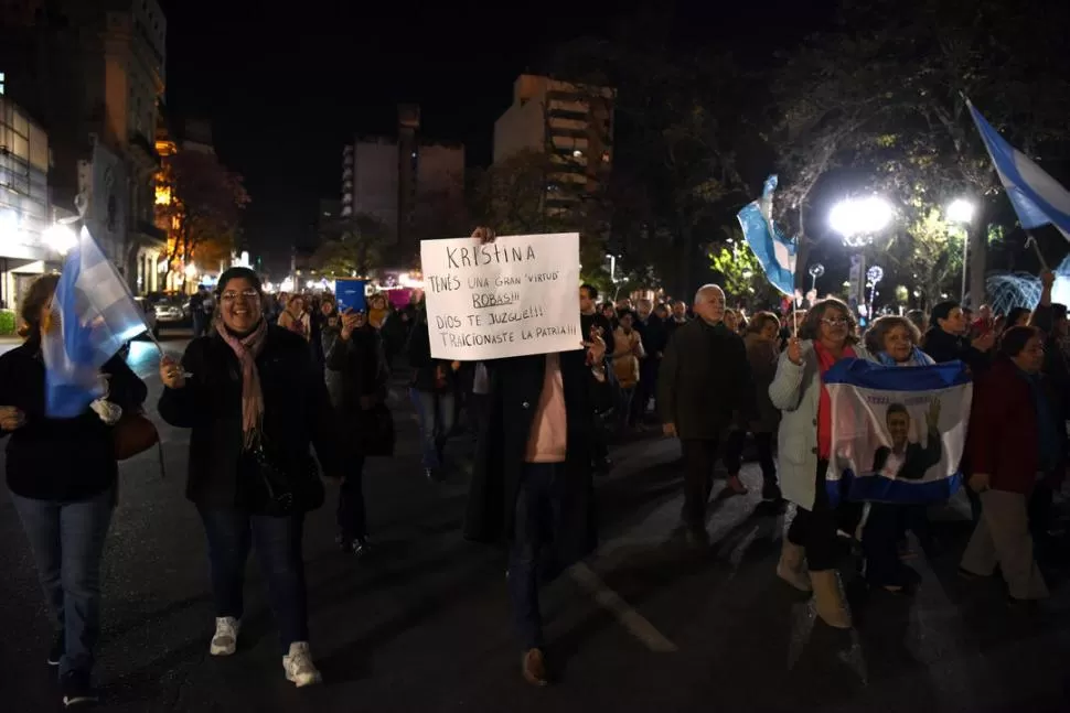 FRENTE A CASA DE GOBIERNO. Tucumanos marcharon contra la corrupción. la gaceta / foto de diego aráoz  