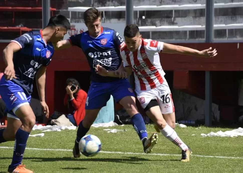 PARIDAD. Fabricio Casola se lleva la pelota ante la marca de Federico Vera. twitter@CASMOficial