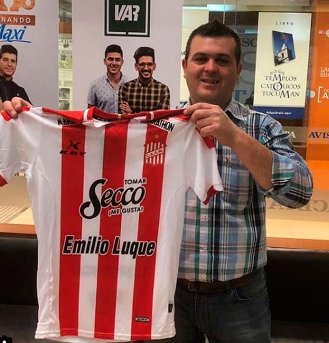 GANADOR DE CAMISETA DE SAN MARTÍN. Luis se llevó la camiseta que se ganó su esposa.