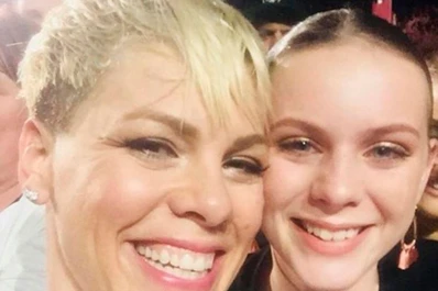 Pink interrumpió un recital para consolar a una fan