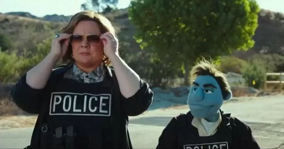 LOS POLICÍAS. La detective Edwards junto a su colega azul, Phil Philips. 