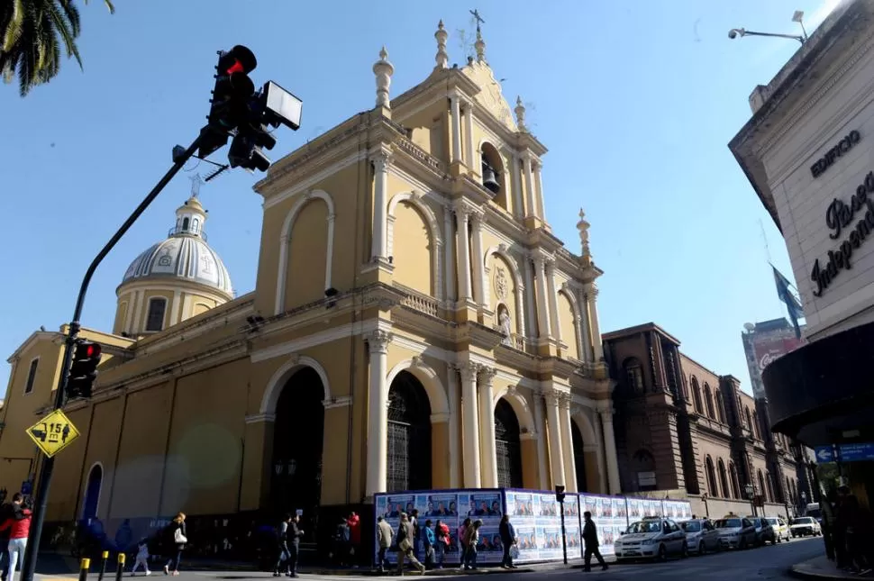 ASÍ LUCÍA AYER. El atrio del templo de San Francisco fue rodeado por cercas de obras tras la clausura. LA GACETA / FOTOS DE FRANCO VERA.-