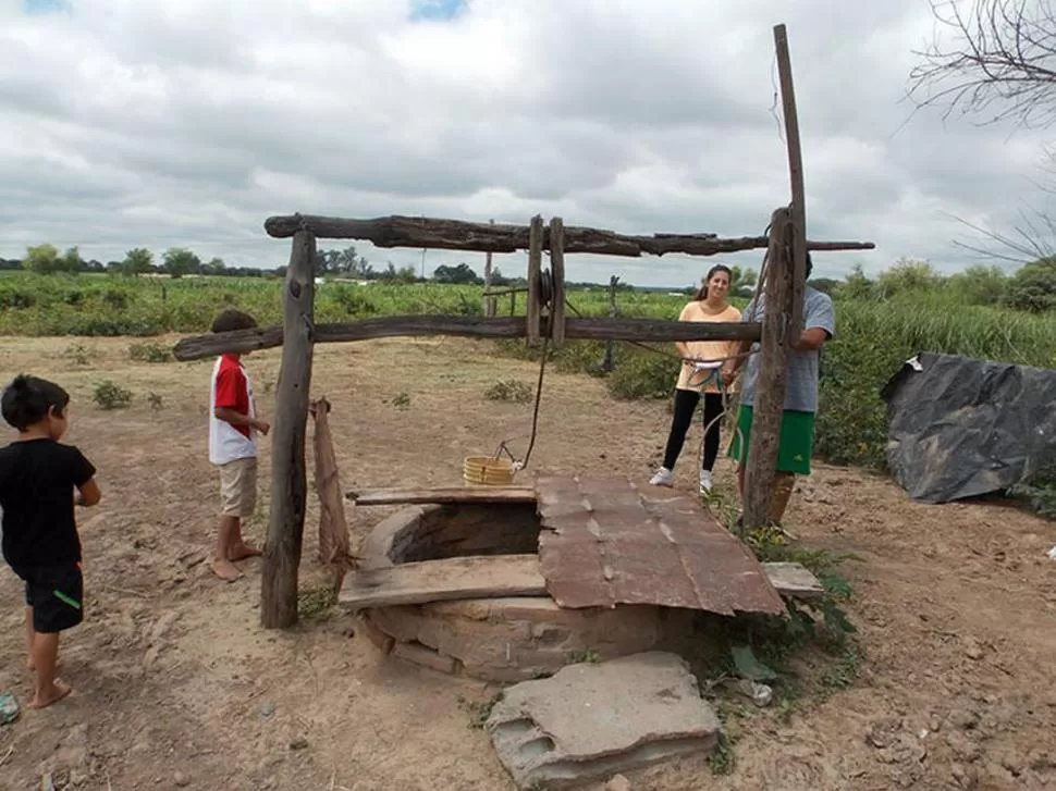 EN LOS PEREYRA. Investigadoras del Conicet dialogan con lugareños que sueñan con tener agua saludable. Fotos de Programa de Divulgación Científica y Técnica del Instituto Leloir 