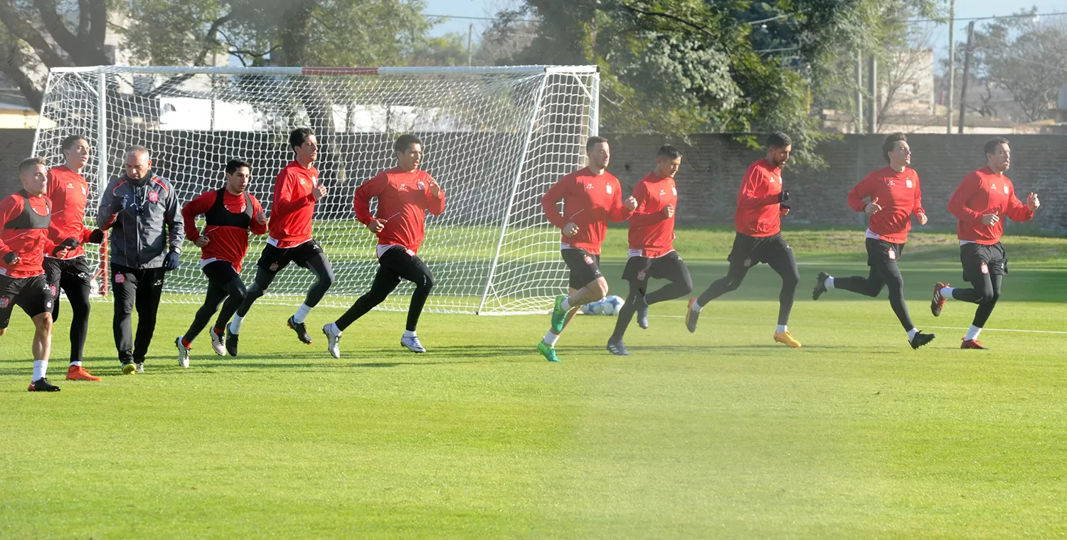 LISTOS. Los jugadores de San Martín viajarán a Rosario en busca de un triunfo.