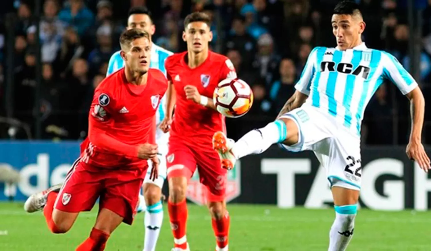 JUGANDO PARA RIVER. Zuculini no debió jugar ante Racing y será sancionado.