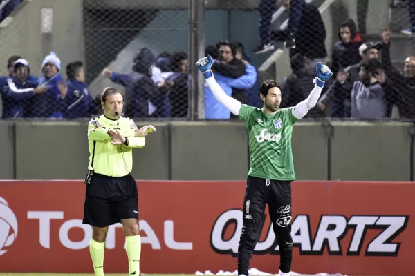 Video: mirá la imponente atajada de Luchetti que evitó el empate final de Colón