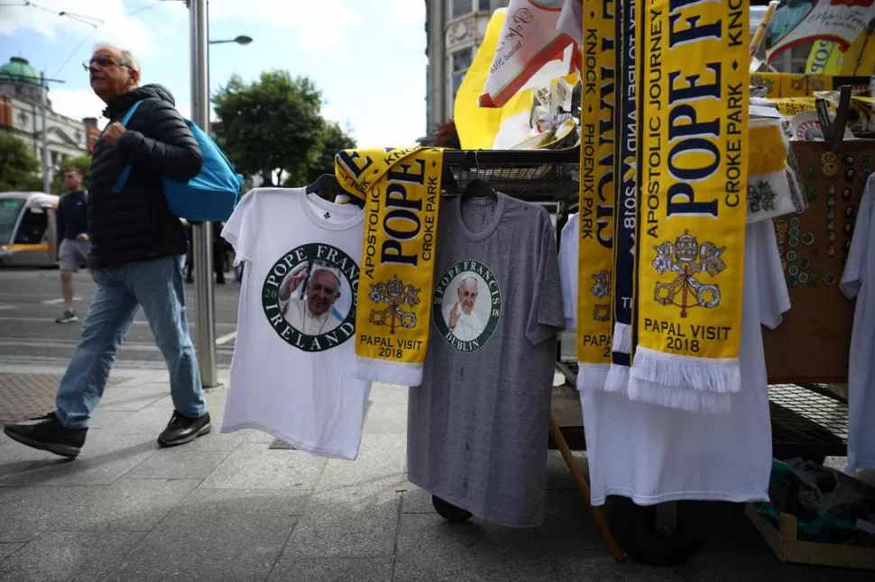 MERCHANDISING PAPAL. Remeras y bufandas para recibir a Francisco. Reuters