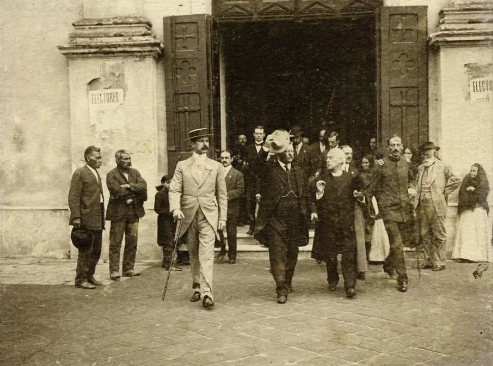 TEODORO ROOSEVELT. Saliendo del templo de La Merced, saluda con el sombrero. Lo flanquean el gobernador Ernesto Padilla y el presbítero Sixto Colombres. 