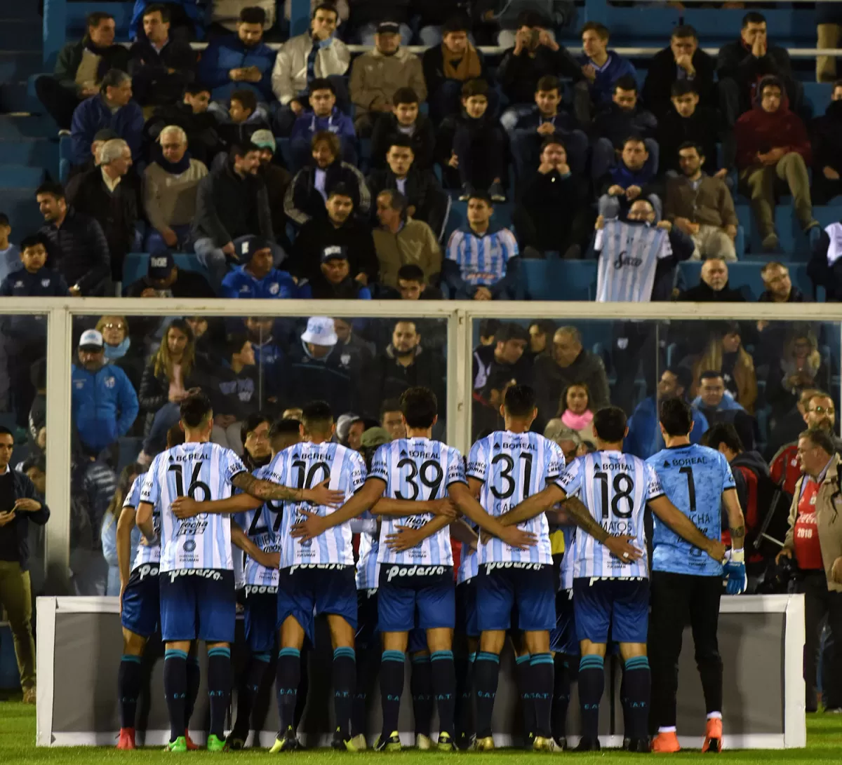 APOYO. La afición “decana” celebró el primer triunfo de local por la Superliga en varios meses, vital para seguir alimentando el promedio. Ahora llega el turno de seguir haciendo historia en la Copa, en la que el martes visitará a Nacional en Medellín. 