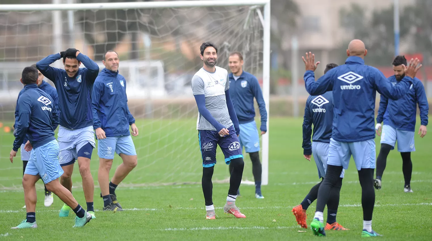 ATLÉTICO. El plantel deberá presentarse a las 3.30 en el aeropuerto Benjamín Matienzo.