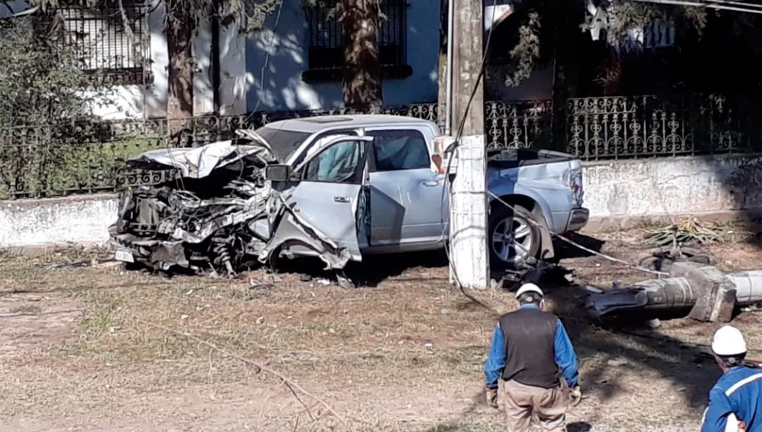 La camioneta que chocó contra la columna quedó destrozada.