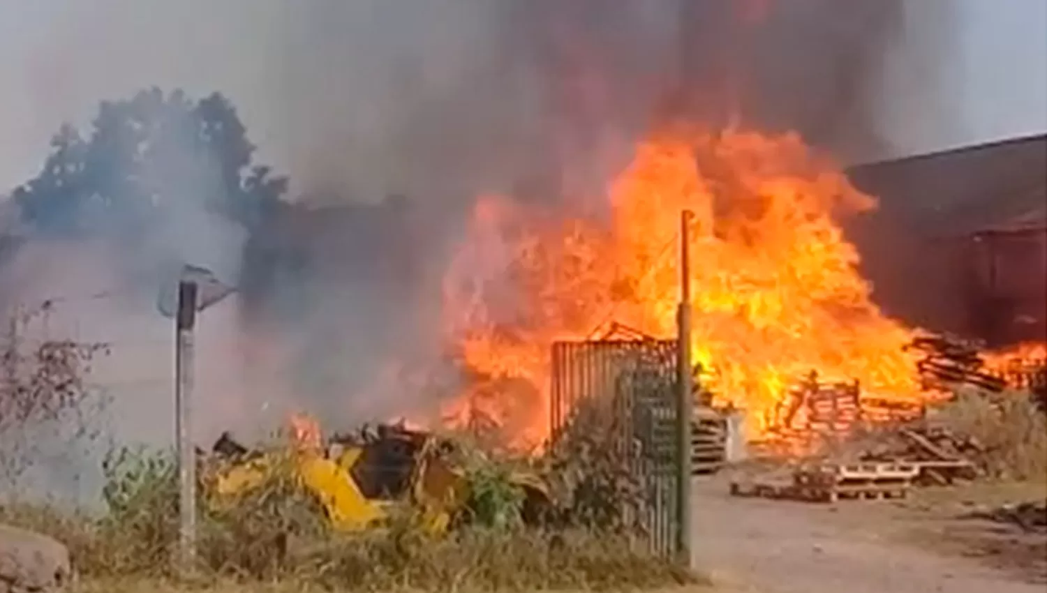 Se prendió fuego un depósito de tarimas por segunda vez en cuatro días