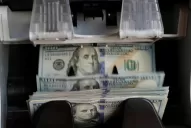 Siete datos para entender cómo el dólar marca el pesimismo en los índices