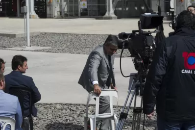 Los dos bandos de la “grieta” esperaron juntos a Macri