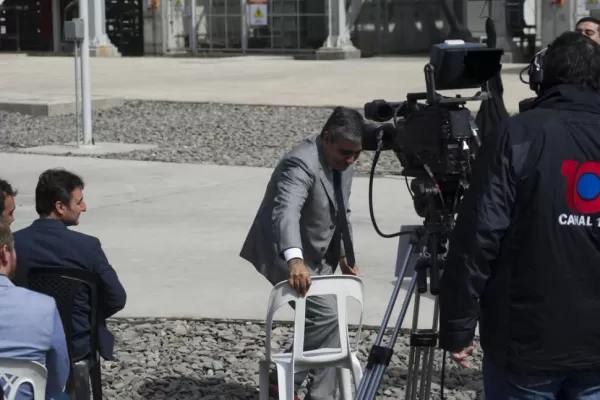 Los dos bandos de la “grieta” esperaron juntos a Macri