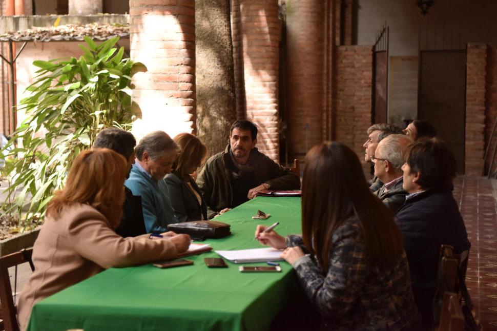 MESA DE TRABAJO. Expertos y funcionarios de Provincia, Nación y Municipalidad de la ciudad se reunieron para coordinar acciones inmediatas. LA GACETA / FOTO DE INÉS QUINTEROS ORIO.-