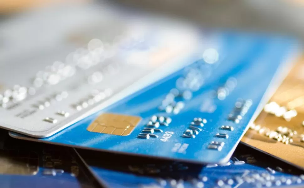 MENOS DINERO. Por la suba de tarifas, muchos no pueden pagar la tarjeta. archivo