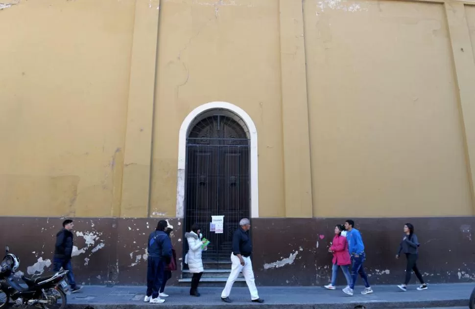 EVALÚAN LEVANTAR LA CLAUSURA. El ingreso por calle San Martín. la gaceta / foto de franco vera