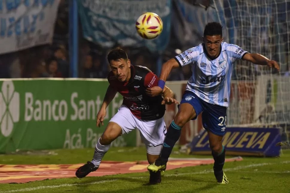 LUCHA. Toledo intenta sacar de la zona de peligro a Cuello y la pelota, durante el primer tiempo. El juvenil probó asistiendo y rematando desde varias posiciones. la gaceta / foto de DIEGO ARAOZ