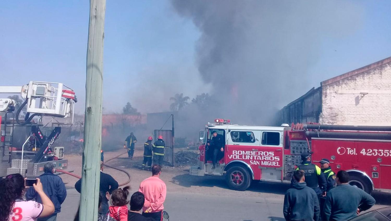 Se prendió fuego un depósito de tarimas por segunda vez en cuatro días