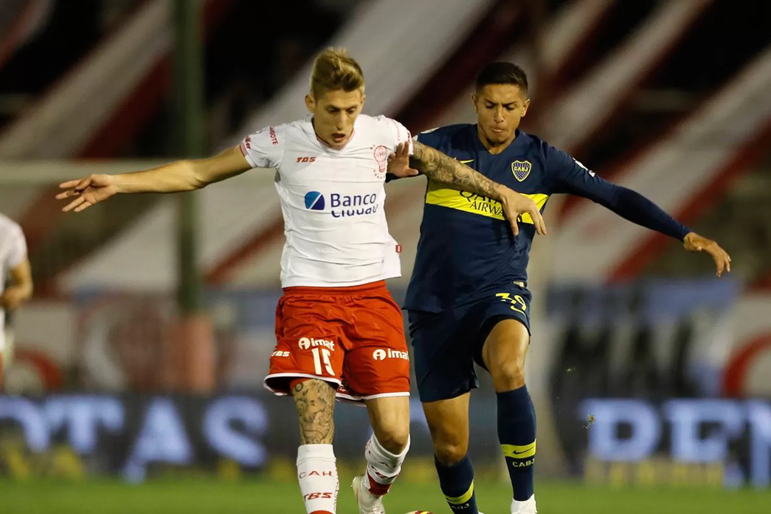 A MANO. Boca empató con Huracán en Parque Patricios.