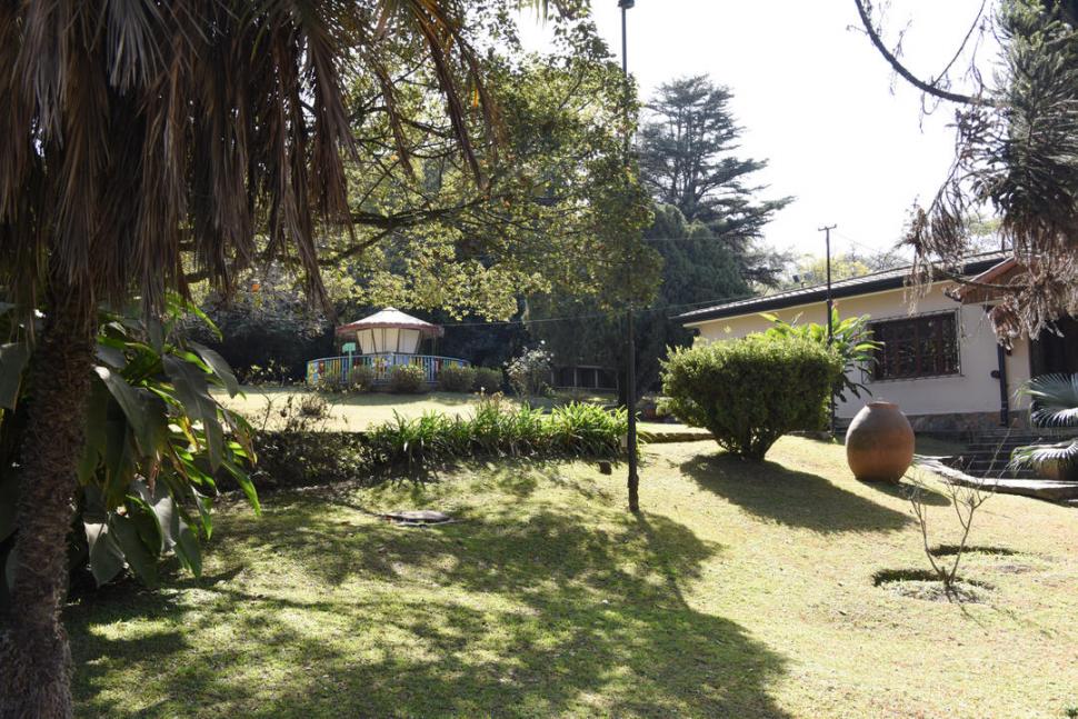 EL CORTE. Una casa con calesita propia, la envidia de quienes van y vienen de San Javier. Fabián Garvich dice que hay bebés en la familia, así que pronto volverá a funcionar. LA GACETA / FOTO DE JOSÉ NUNO.