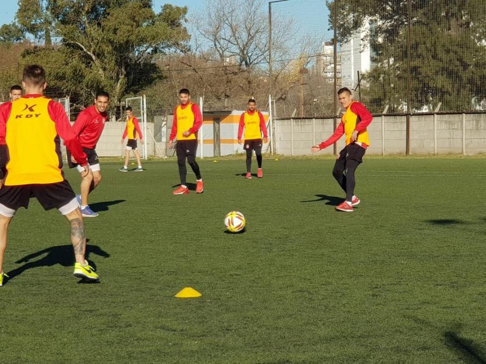 DISTENDIDOS. El plantel “santo” trabajó ayer, en Rosario, en un complejo de canchas reglamentarias de césped sintético 