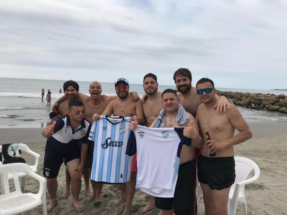 EN LA PLAYA. Mayizter, Vizchi, Pons, entre otros, en las cosas de Cartagena.  