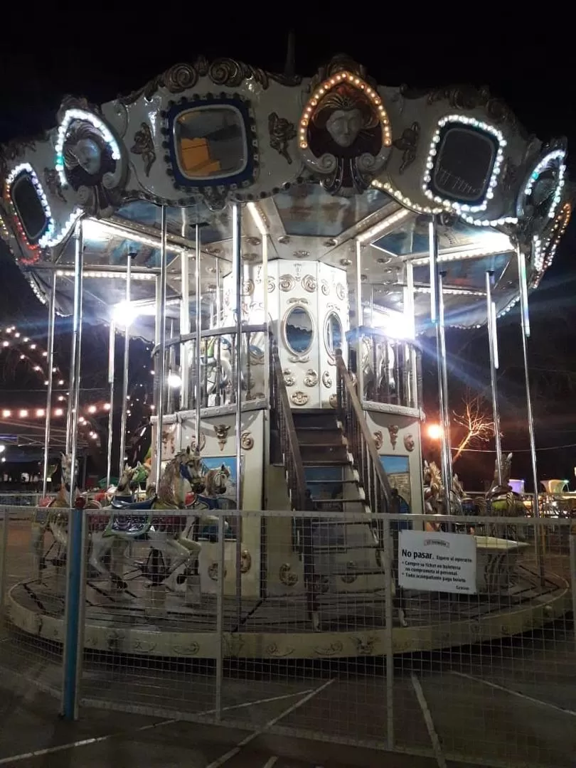 LA MÁS LLAMATIVA. Es una de las que quedan en el parque. Tiene dos pisos, de estilo veneciano, caballitos estilizados y luces al tono.