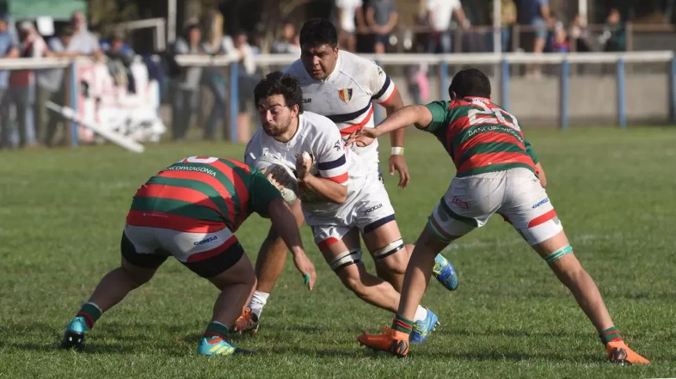 AL CHOQUE. Nicolás Orlande, de Natación, va al contacto directo con un rival. la gaceta / foto de DIEGO ARAOZ