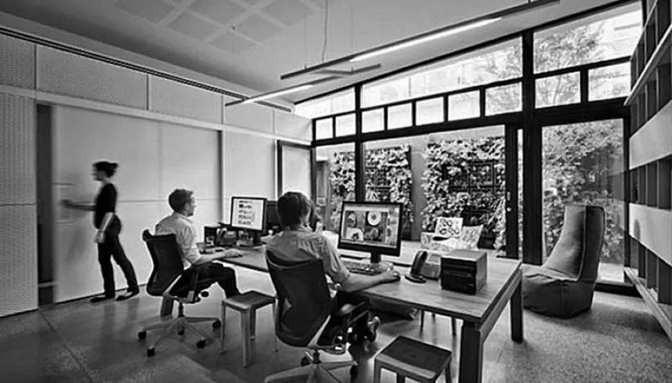 ENERGÍA. Reubicar los escritorios y los puestos de trabajo, permite un mejor aprovechamiento de la luz natural en los horarios diurnos.