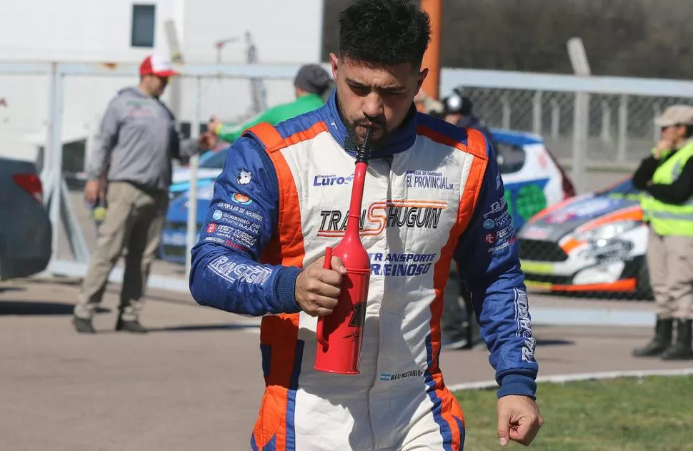 COMPLICADO. “Maxi” se toma con calma la falta de potencia del Clio. FOTO DE DARÍO GALLARDO 